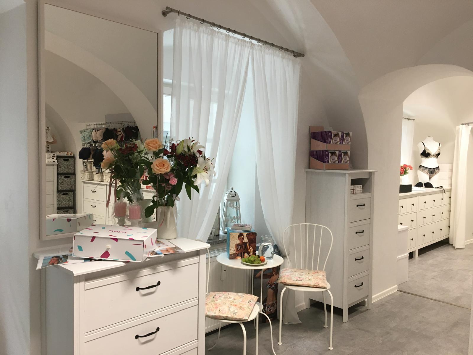 Interiér obchodu Prešovská 318/20 se zrcadlem a kyticí